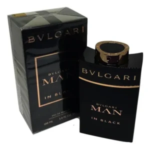 Frasco de perfume Bvlgari Man In Black Eau De Parfum 100ml, com líquido âmbar escuro e tampa preta, em fundo escuro com reflexos.