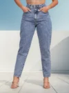 Calça Mom Jeans Feminina Cintura Alta Marmorizada Elis Jeans lavagem clara e modelagem levanta bumbum