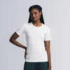 Camiseta Feminina Daily Insider - Modelo vestindo camiseta preta