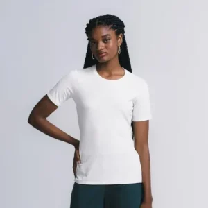 Camiseta Feminina Daily Insider - Modelo vestindo camiseta preta