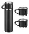 Kit Garrafa Térmica Vacuum Bottle Inox 500ml e 3 Canecas, com garrafa e canecas prateadas sobre mesa.