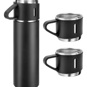 Kit Garrafa Térmica Vacuum Bottle Inox 500ml e 3 Canecas, com garrafa e canecas prateadas sobre mesa.