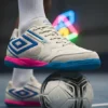 Chuteira Futsal Umbro Pro 5 Club Unissex Original na cor preta com detalhes