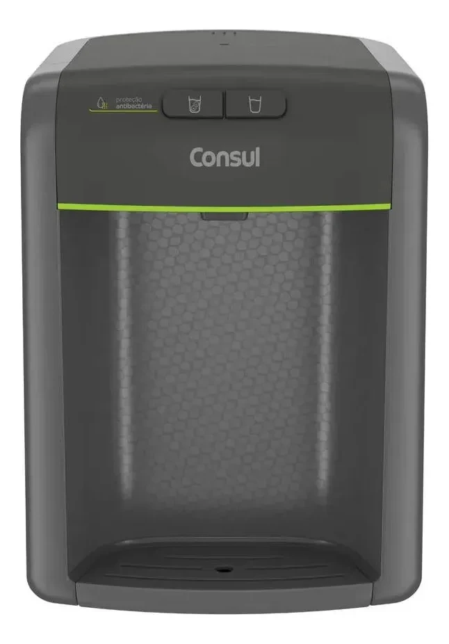 Purificador de Água Consul Cinza CPB34AF com Desconto Homem bebendo água fresca do Purificador de Água Consul Cinza Refrigerado CPB34AF na cozinha